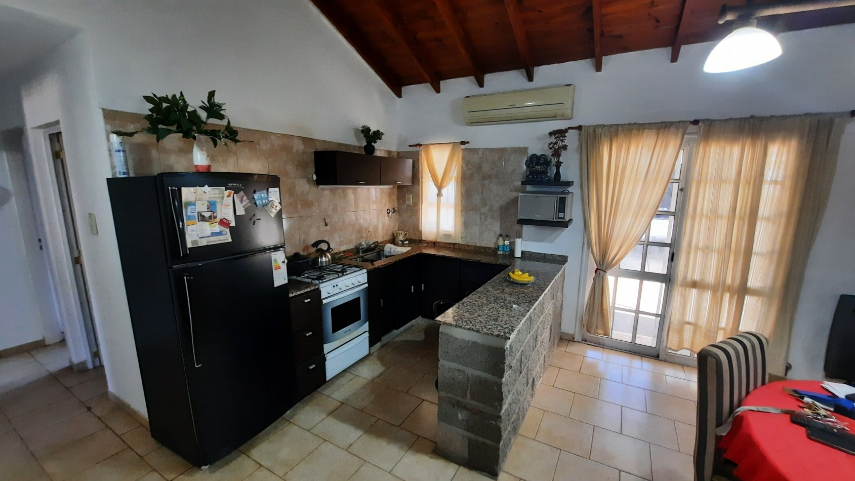 Hermosa casa con local comercial en Barrio ITEC