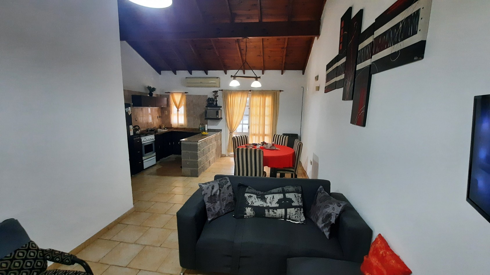 Hermosa casa con local comercial en Barrio ITEC