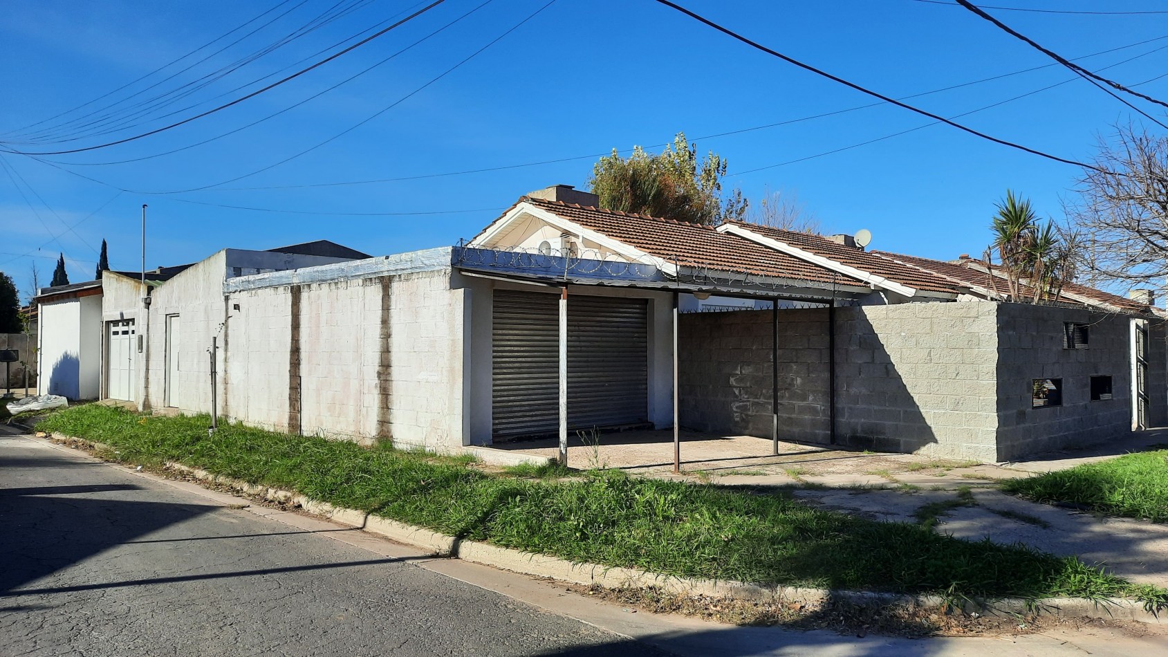 Hermosa casa con local comercial en Barrio ITEC