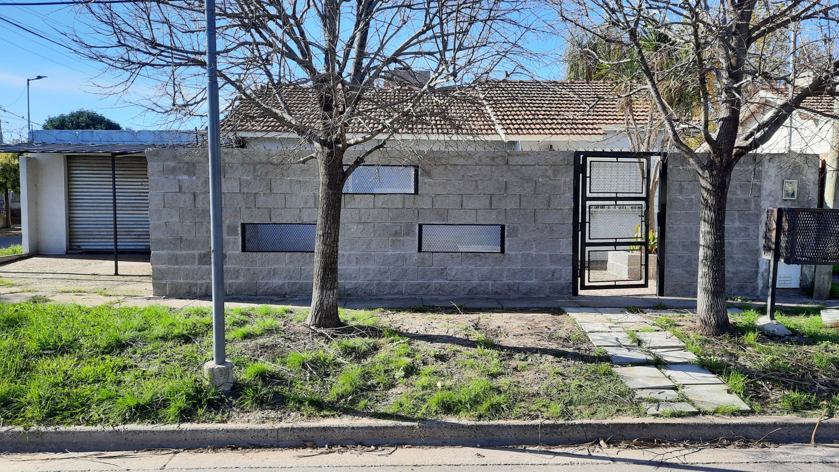 Hermosa casa con local comercial en Barrio ITEC