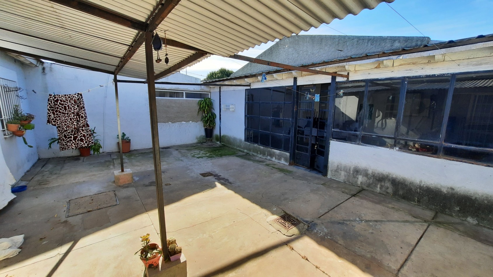 Hermosa casa con local comercial en Barrio ITEC