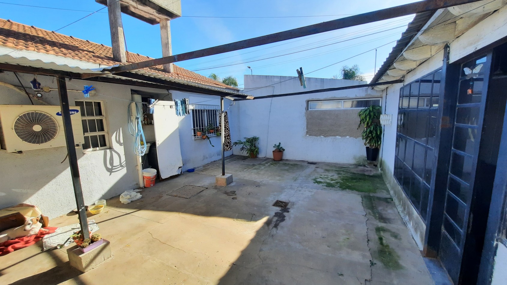 Hermosa casa con local comercial en Barrio ITEC
