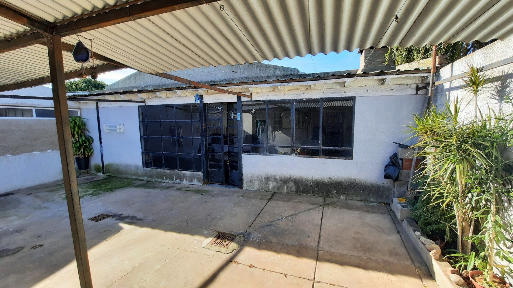 Hermosa casa con local comercial en Barrio ITEC