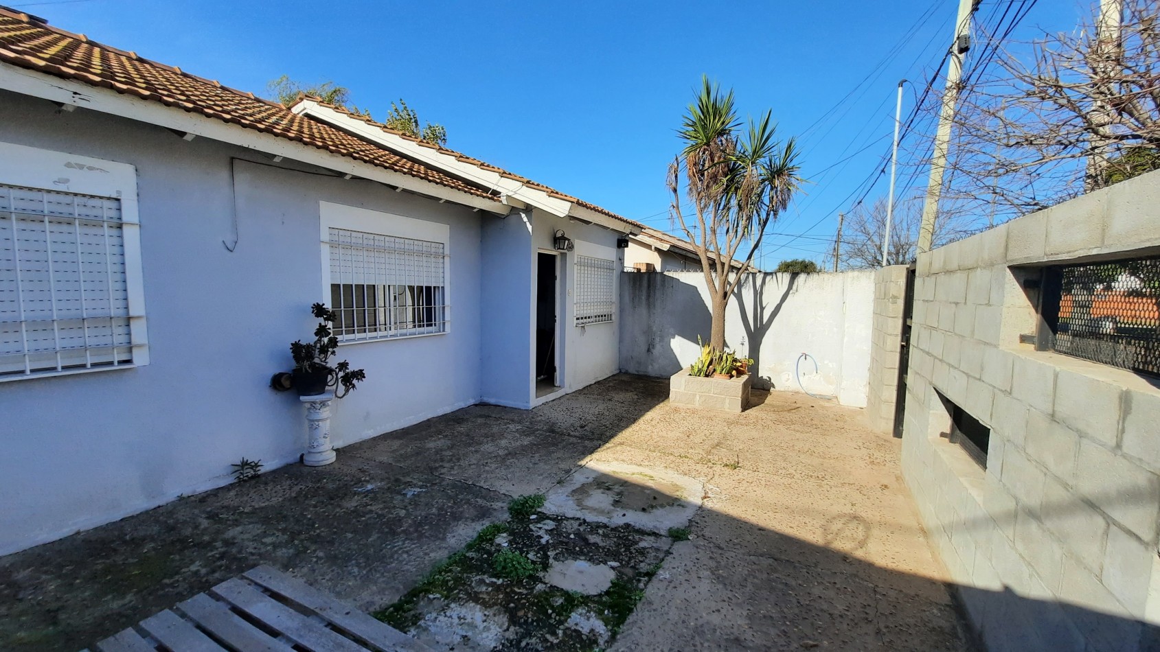 Hermosa casa con local comercial en Barrio ITEC