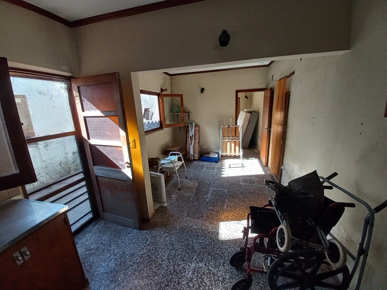 Casa a reciclar de 2 dorm. mas depto. en Barrio Quimica