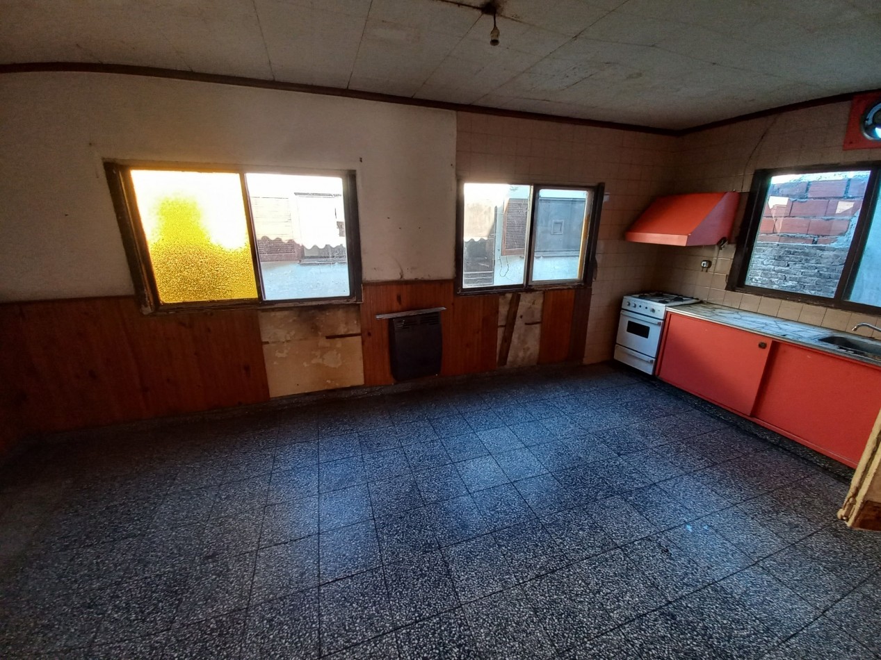 Casa a reciclar de 2 dorm. mas depto. en Barrio Quimica