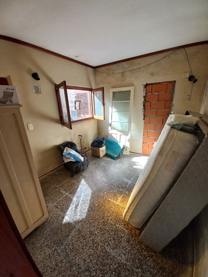 Casa a reciclar de 2 dorm. mas depto. en Barrio Quimica