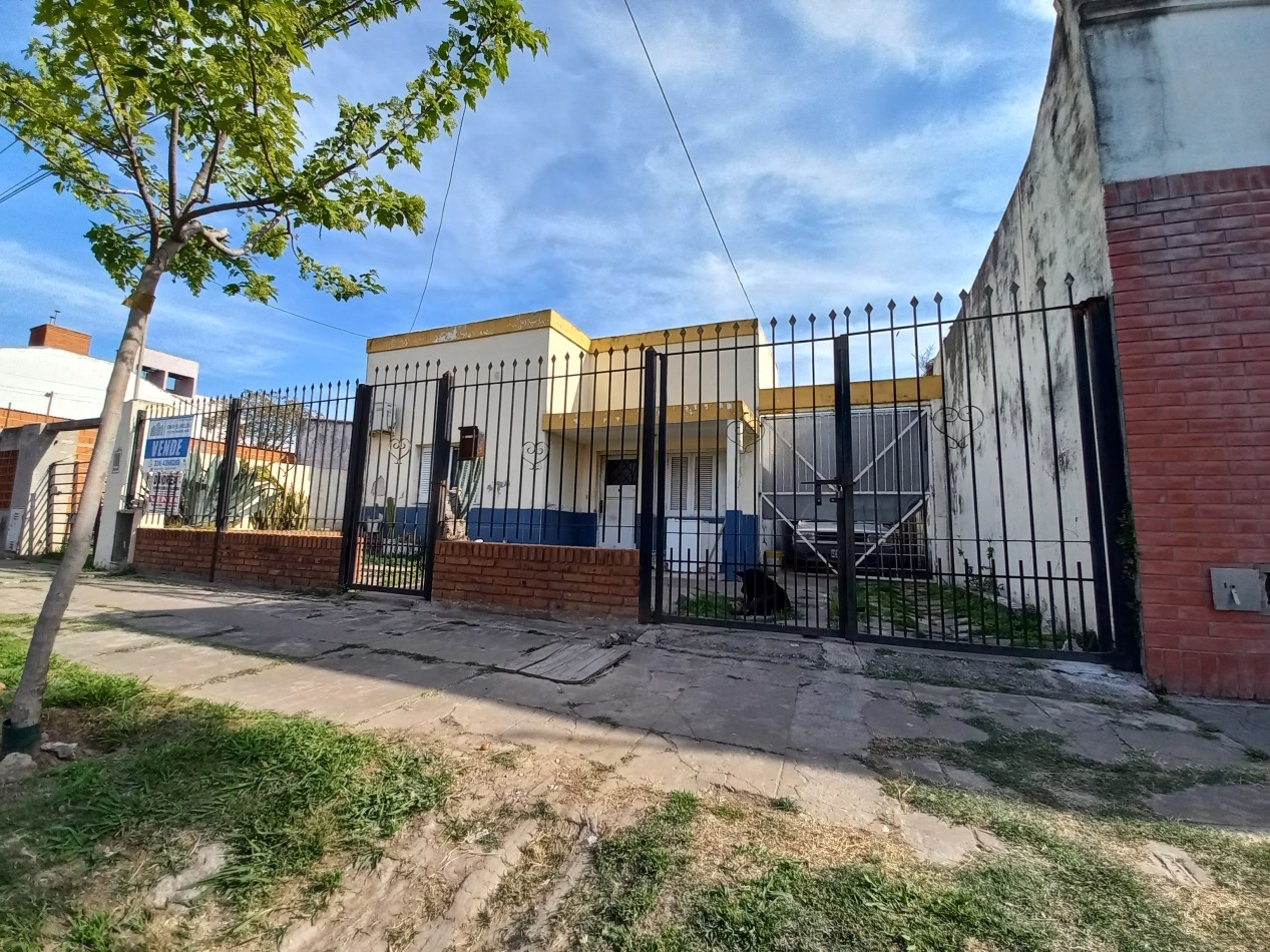 Casa a reciclar sobre amplio lote en Barrio Don Bosco