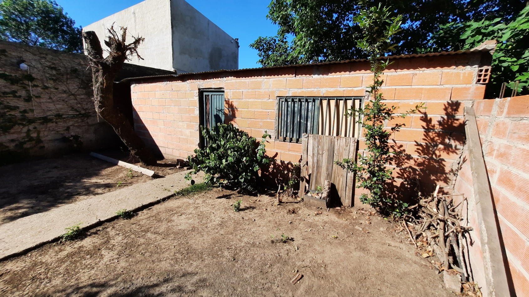 Casa de 2 dormitorios y dependencias en Barrio 9 de Julio