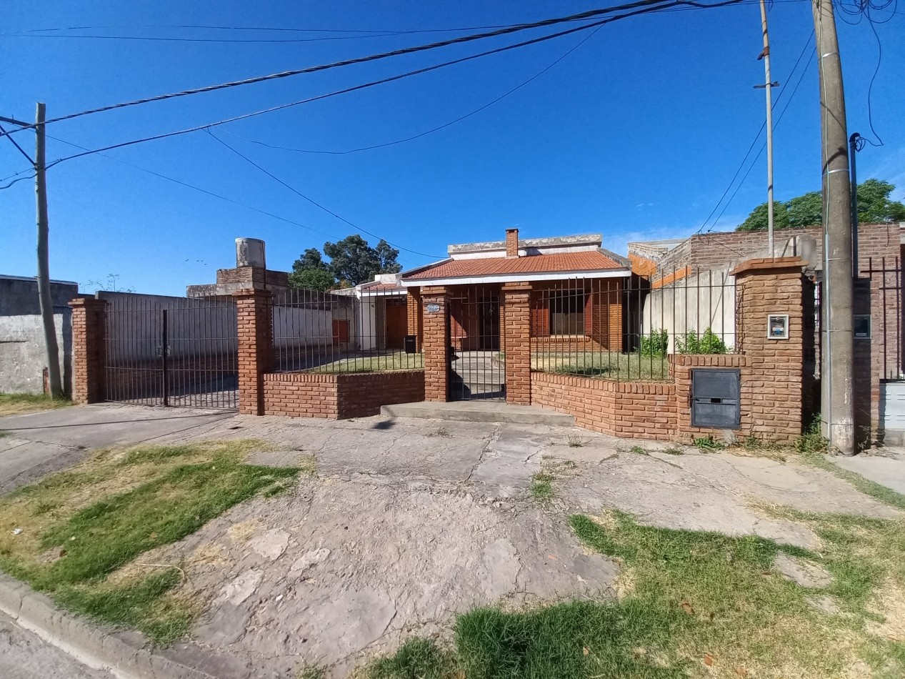 Dos casas y pileta en gran lote en Echeverria al 400