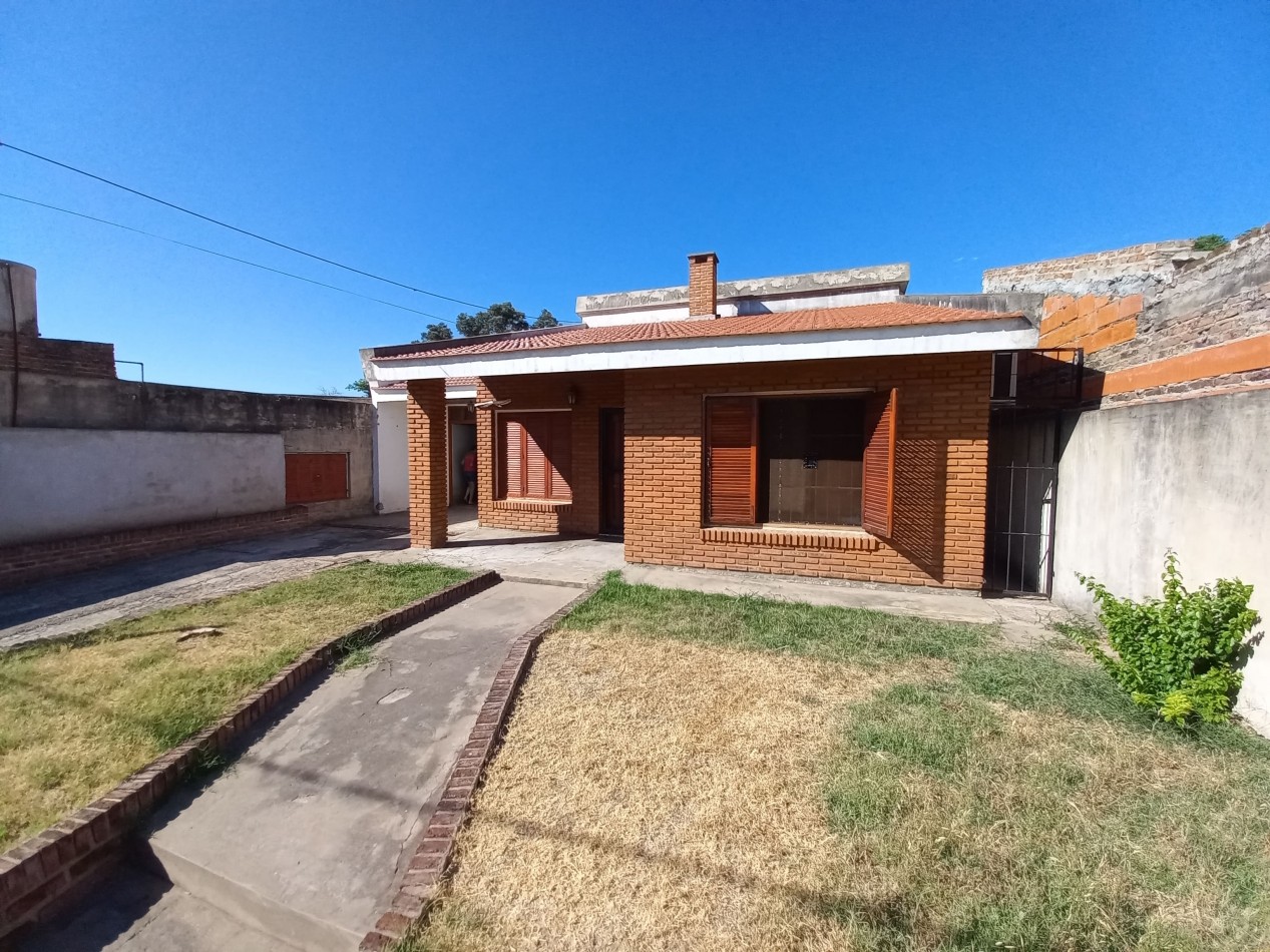 Dos casas y pileta en gran lote en Echeverria al 400