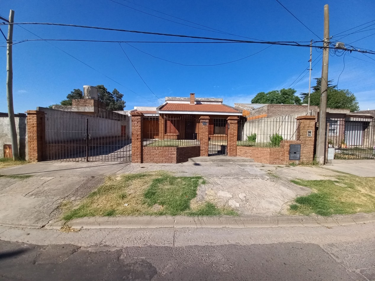 Dos casas y pileta en gran lote en Echeverria al 400