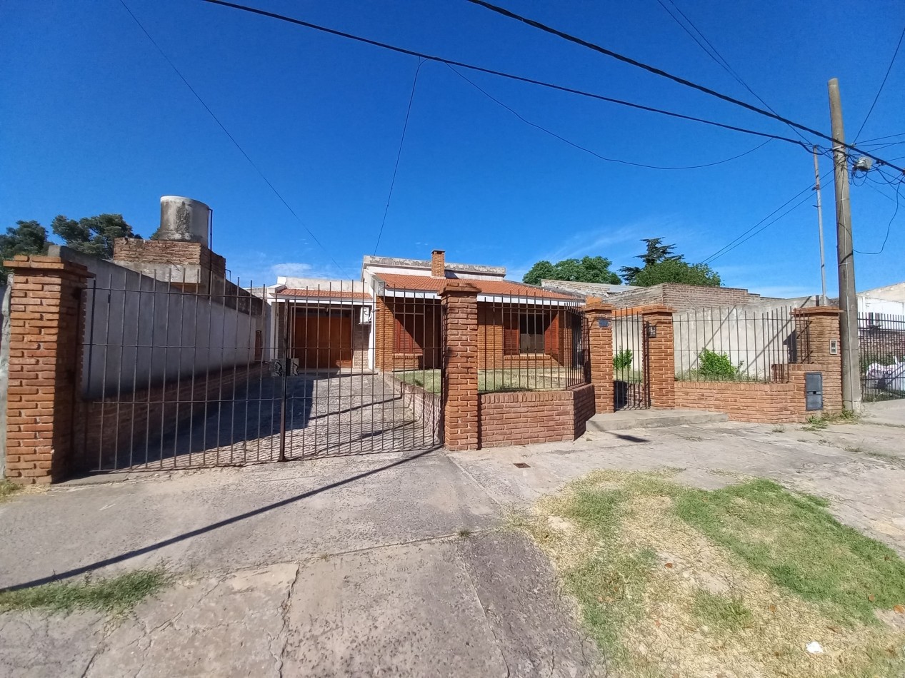 Dos casas y pileta en gran lote en Echeverria al 400