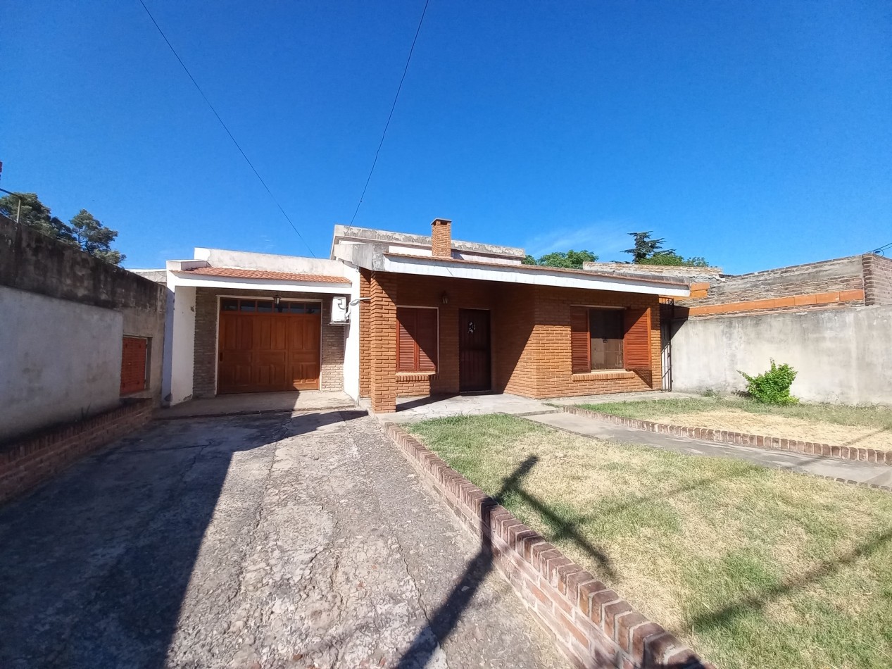 Dos casas y pileta en gran lote en Echeverria al 400