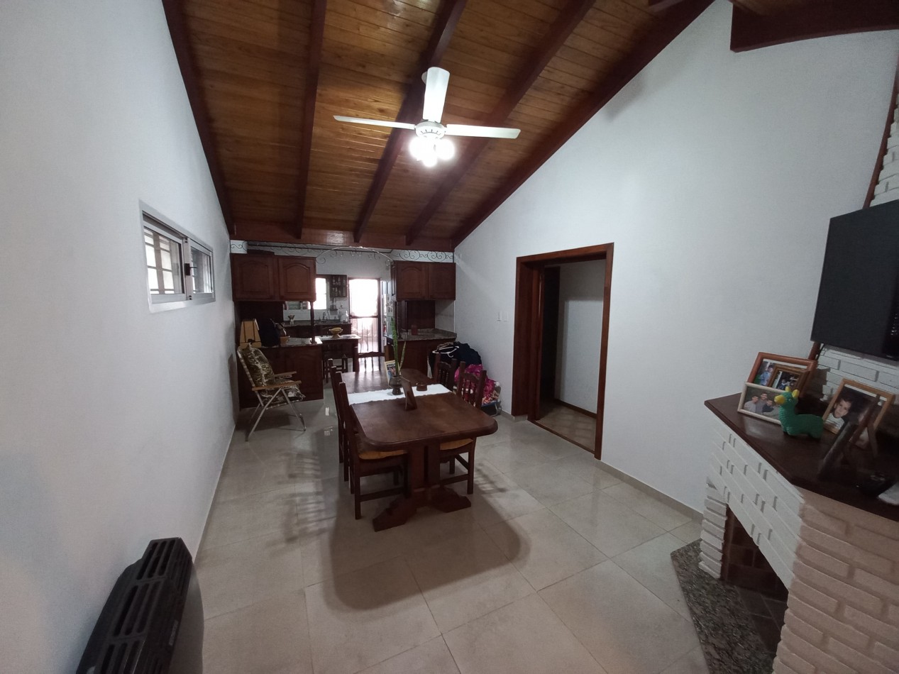 Dos casas y pileta en gran lote en Echeverria al 400