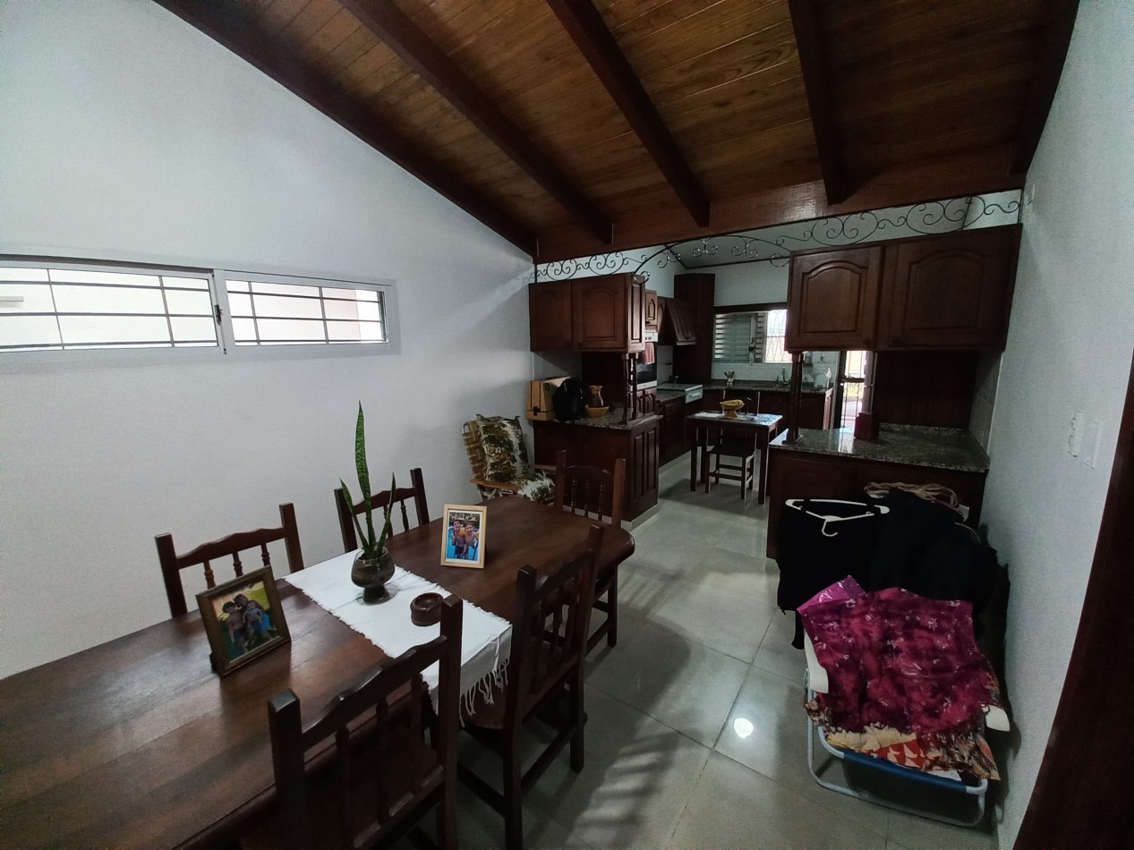 Dos casas y pileta en gran lote en Echeverria al 400