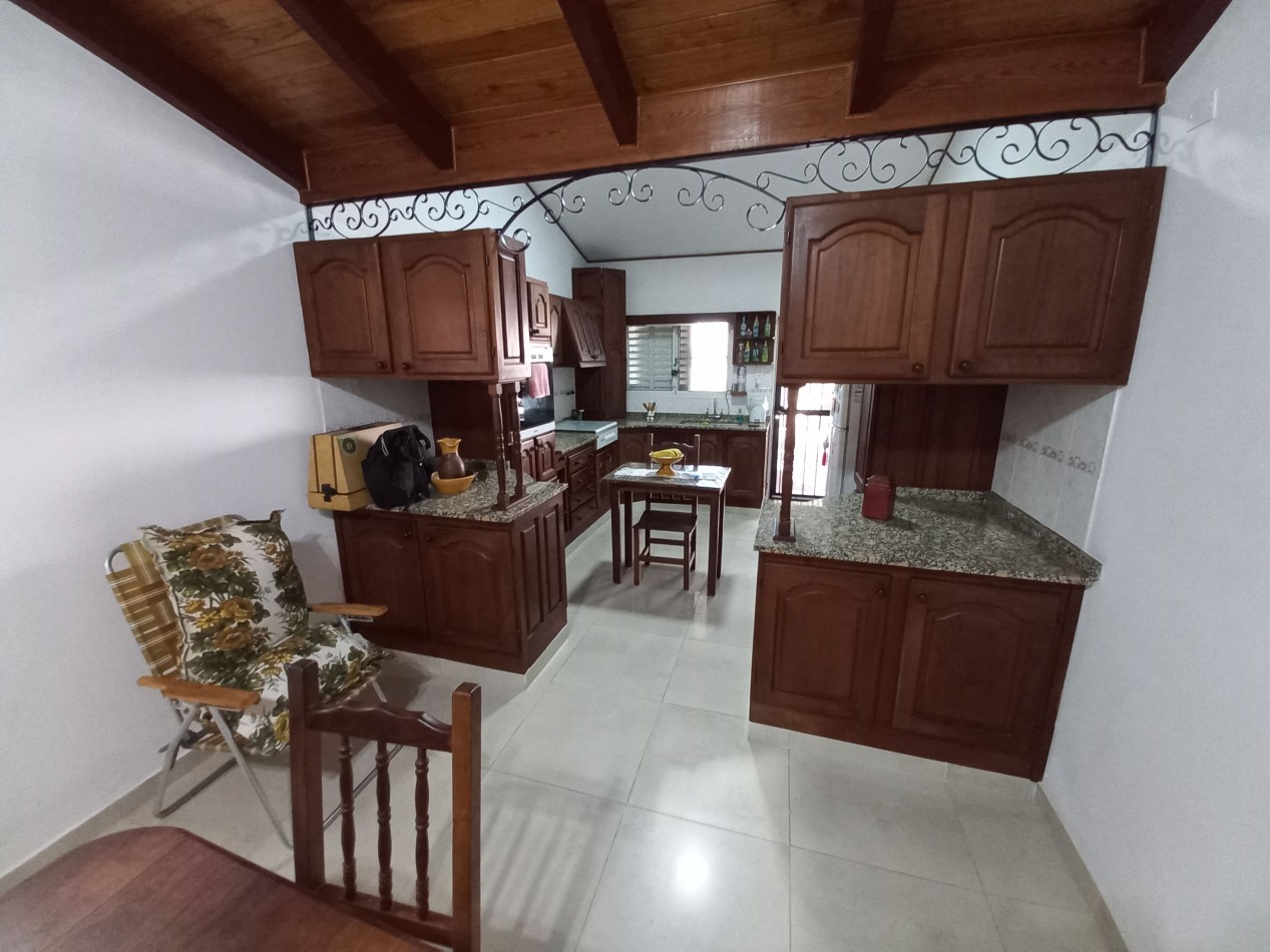 Dos casas y pileta en gran lote en Echeverria al 400