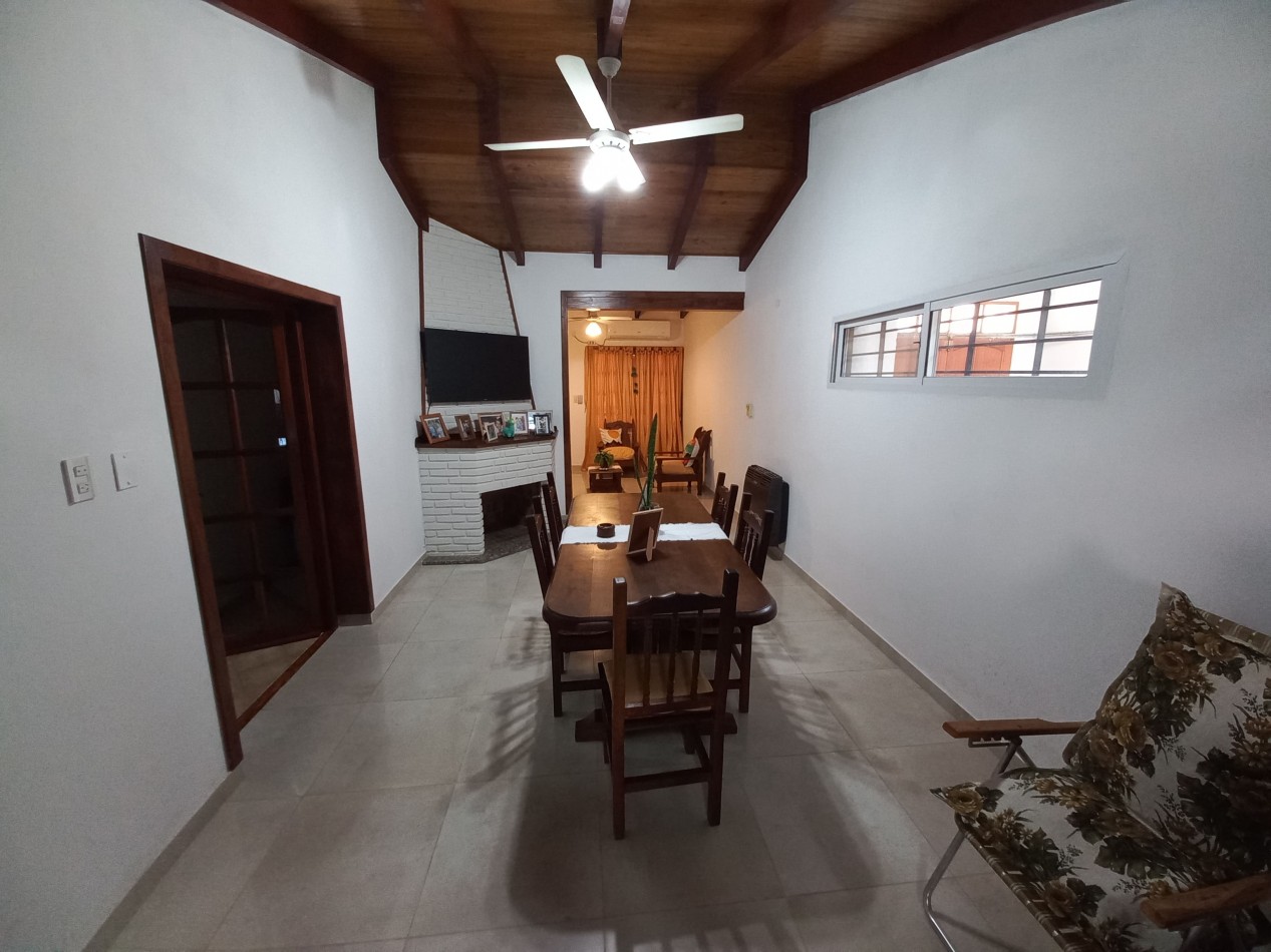 Dos casas y pileta en gran lote en Echeverria al 400