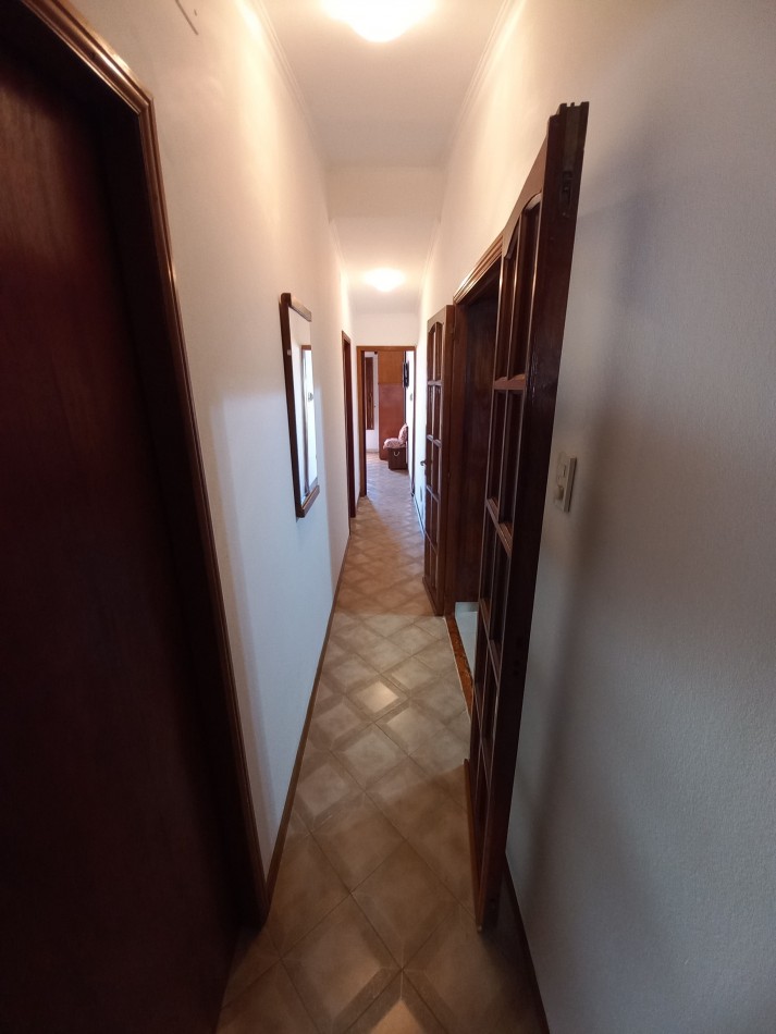 Dos casas y pileta en gran lote en Echeverria al 400