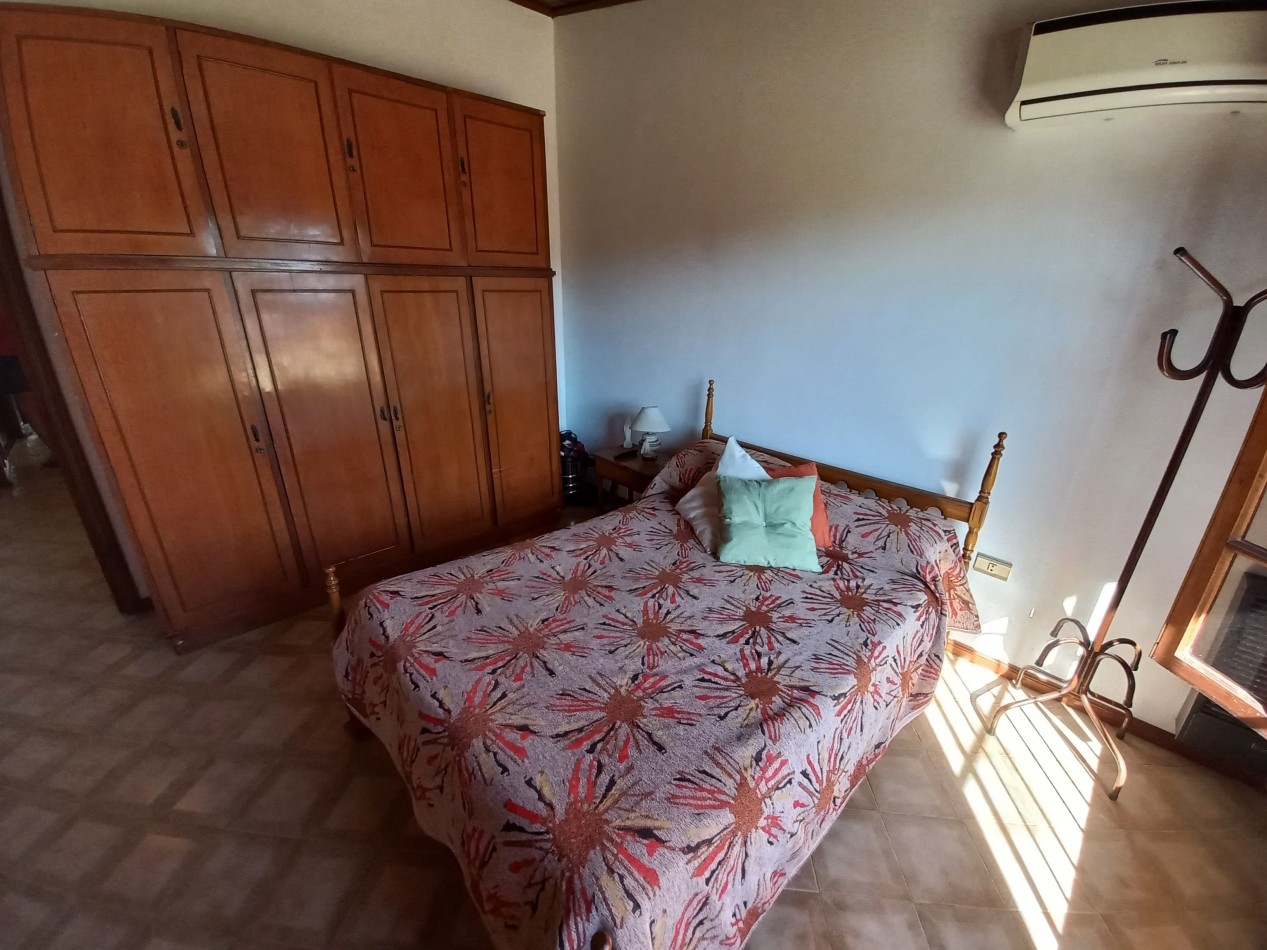 Dos casas y pileta en gran lote en Echeverria al 400