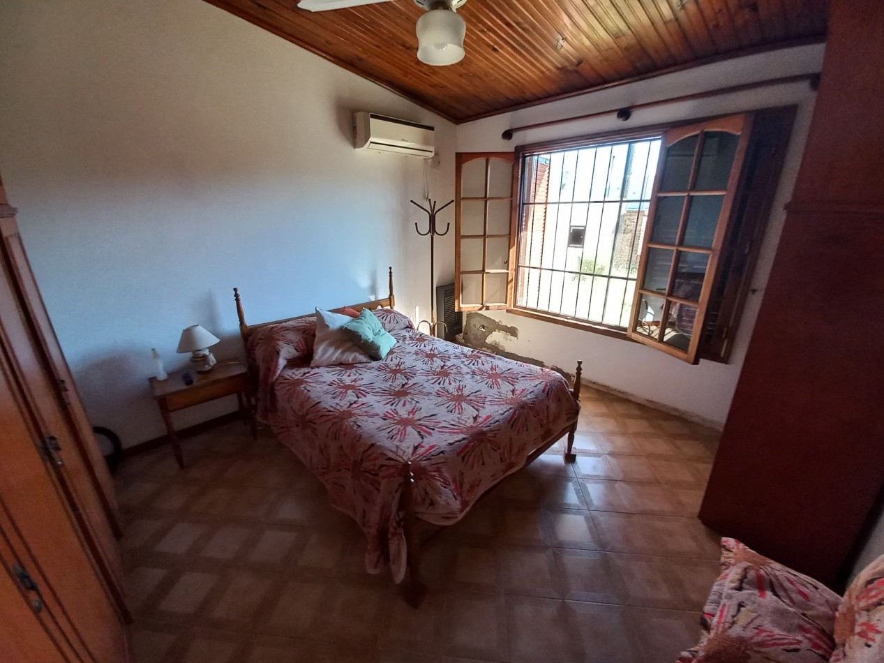 Dos casas y pileta en gran lote en Echeverria al 400