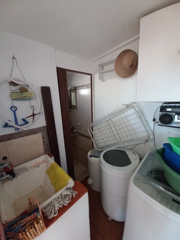 Dos casas y pileta en gran lote en Echeverria al 400