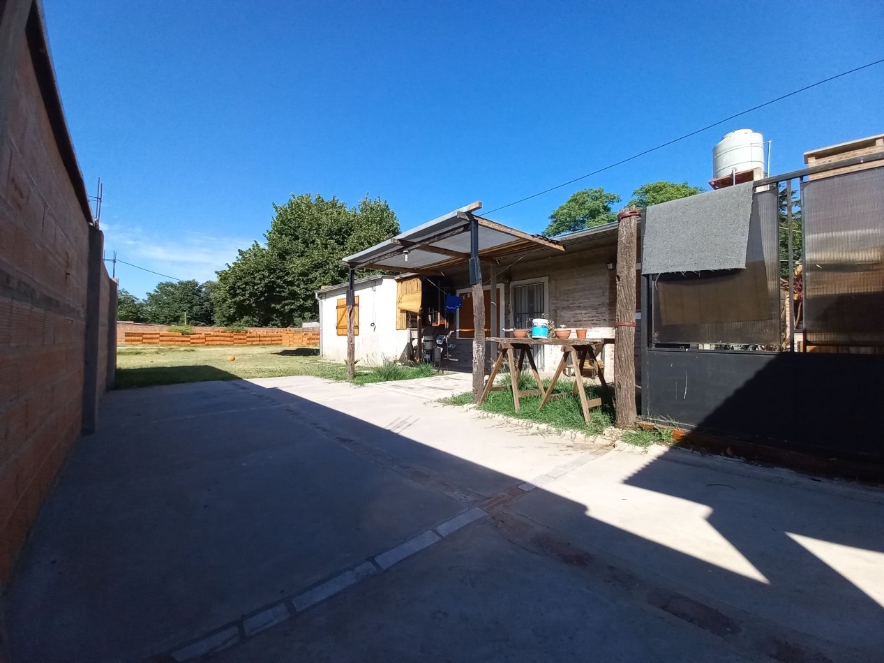 Dos casas y pileta en gran lote en Echeverria al 400