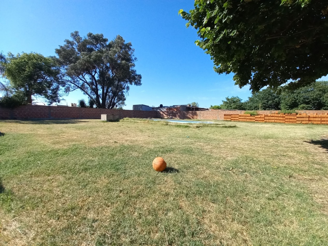 Dos casas y pileta en gran lote en Echeverria al 400