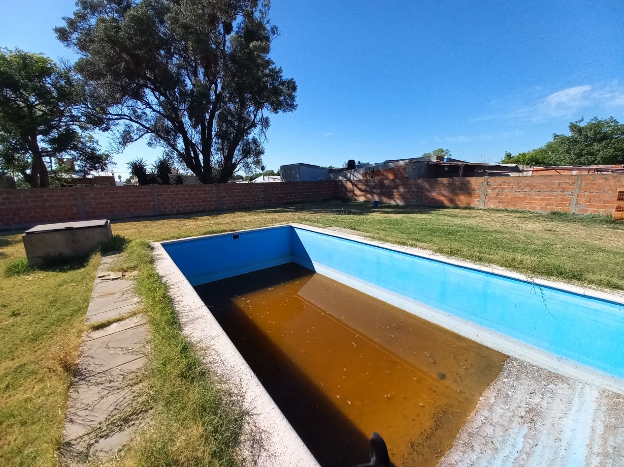 Dos casas y pileta en gran lote en Echeverria al 400