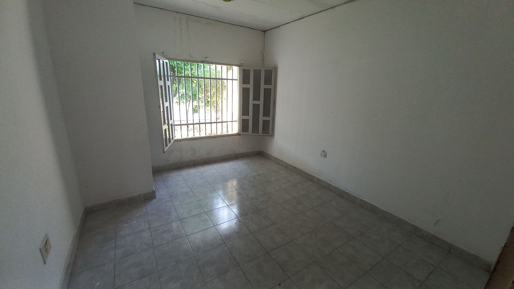 Casa de dos dormitorios ubicada en Bolivar 2143, Barrio Golf.