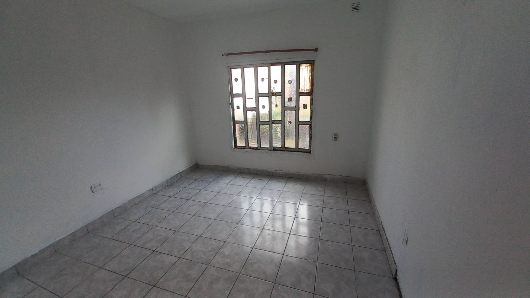 Casa de dos dormitorios ubicada en Bolivar 2143, Barrio Golf.