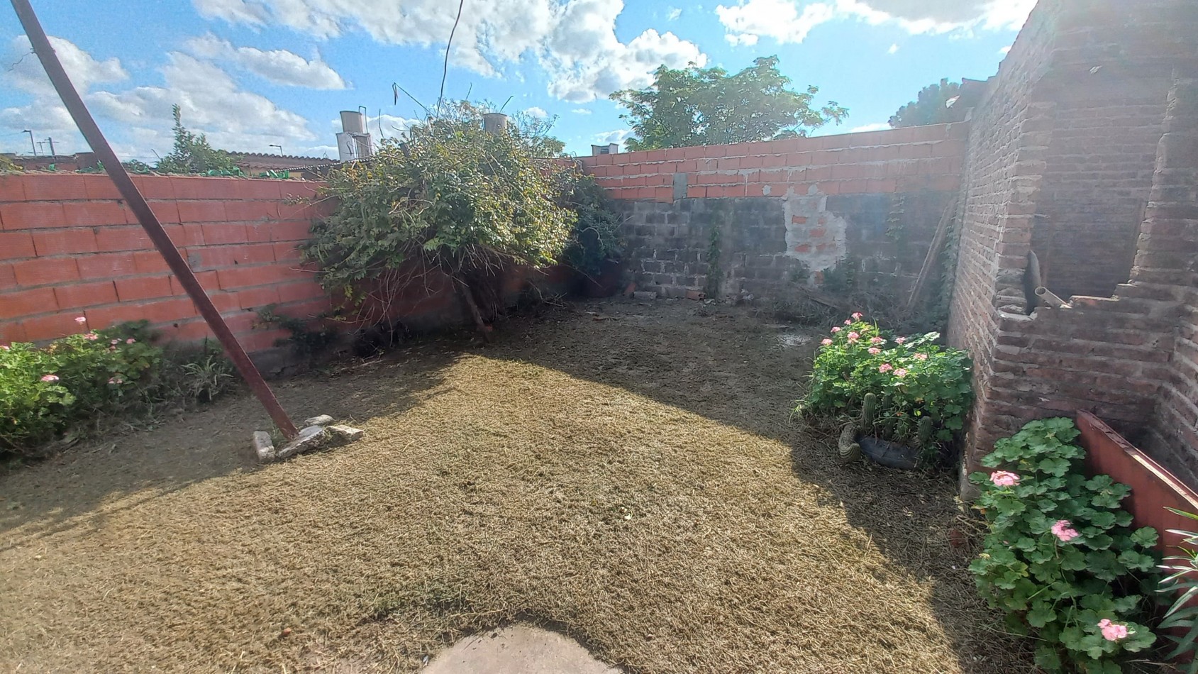 Casa de dos dormitorios ubicada en Bolivar 2143, Barrio Golf.