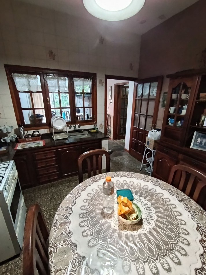 Casa de 3 dormitorios y dependencias en Moreno 216