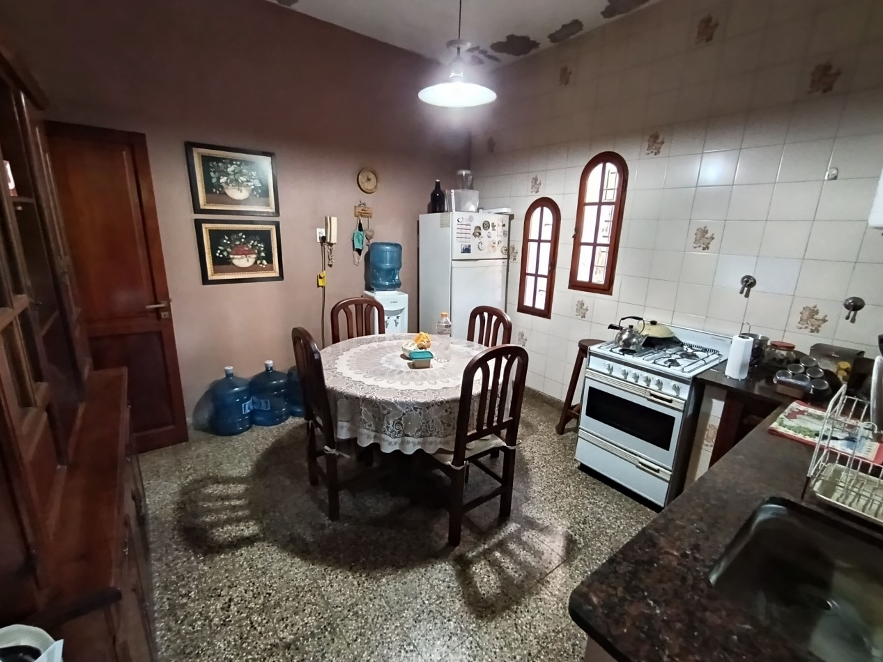 Casa de 3 dormitorios y dependencias en Moreno 216