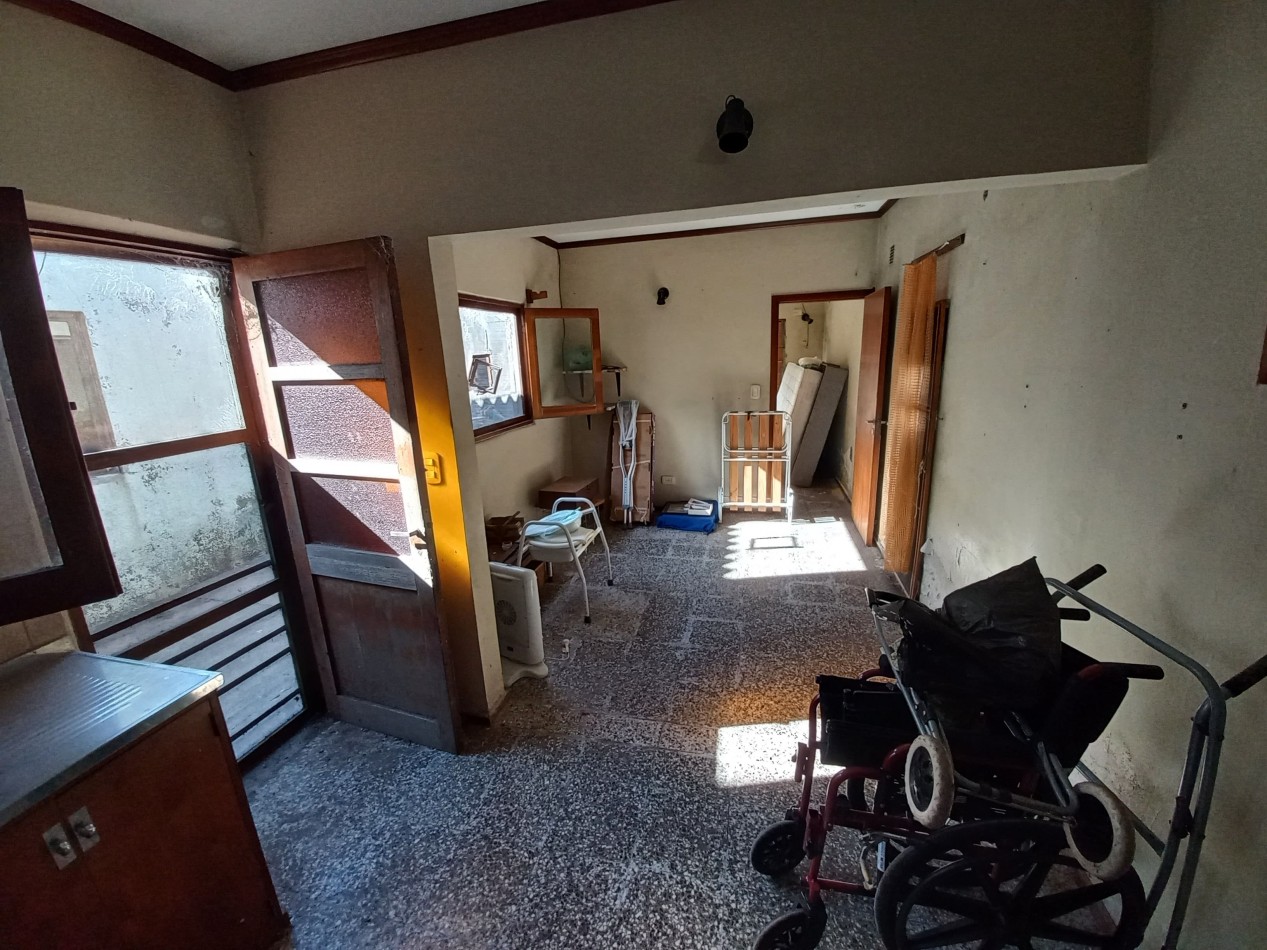 Casa a reciclar de 2 dormitorios, mas depto. en Barrio Quimica