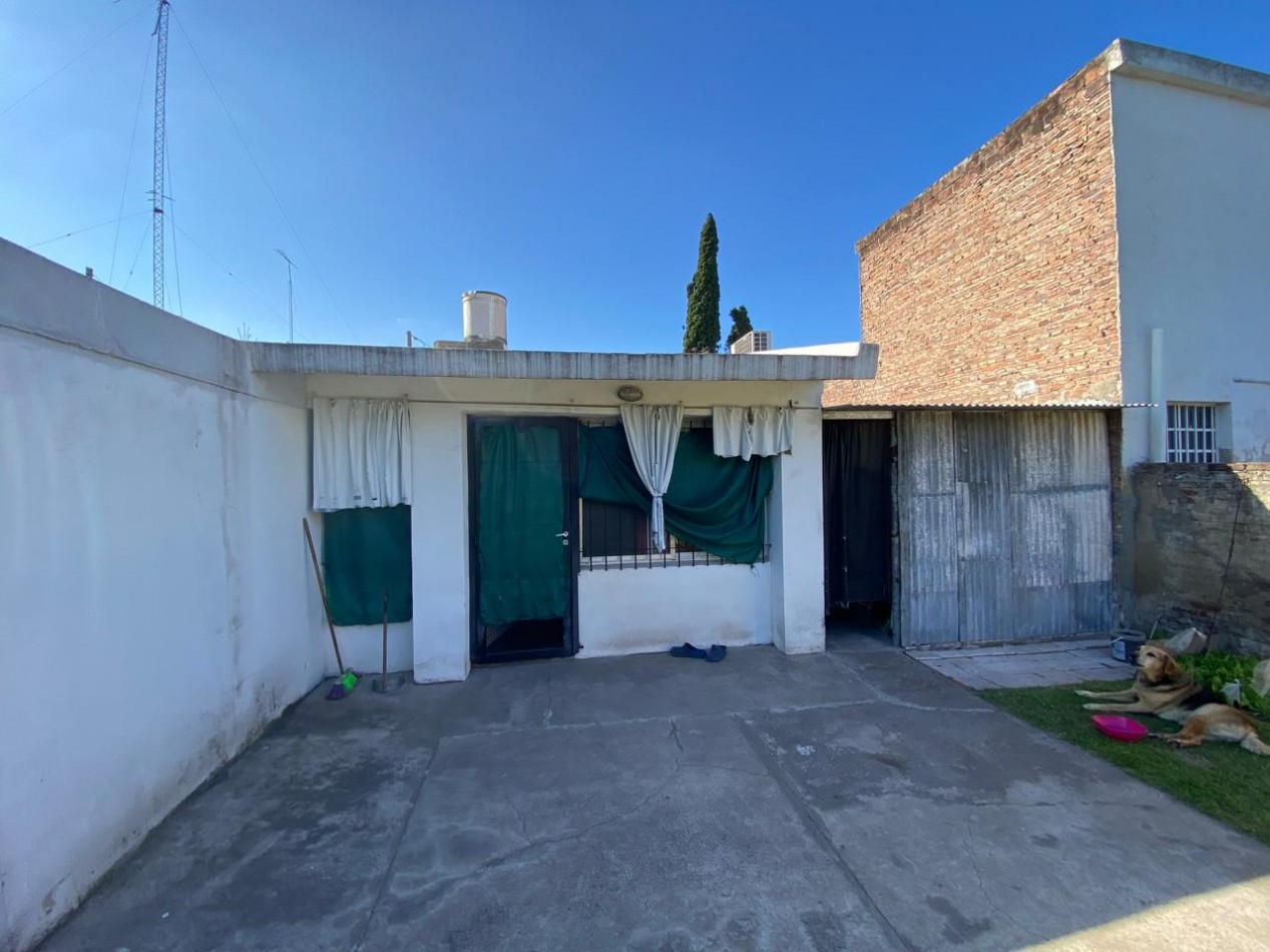 Casa de 2 dormitorios y dependencias en Pavon 427