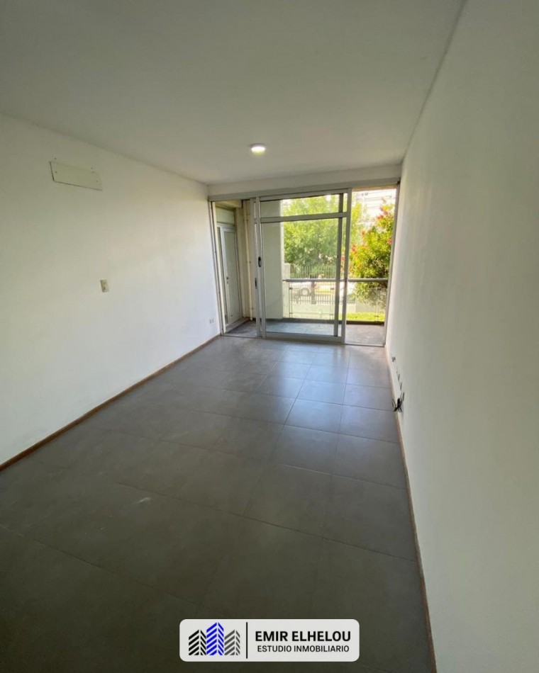 Departamento de un dormitorio con cochera en Garibaldi y Roca