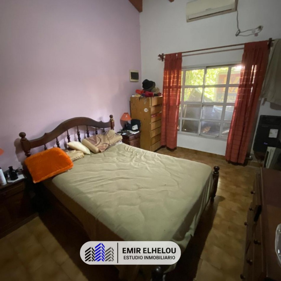 Casa de 2 dormitorios en amplio lote en Barrio Tripoli
