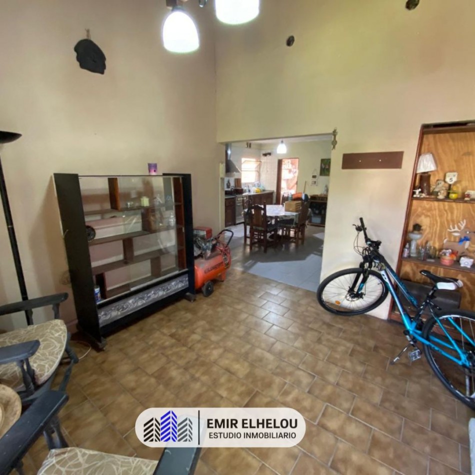 Casa de 2 dormitorios en amplio lote en Barrio Tripoli