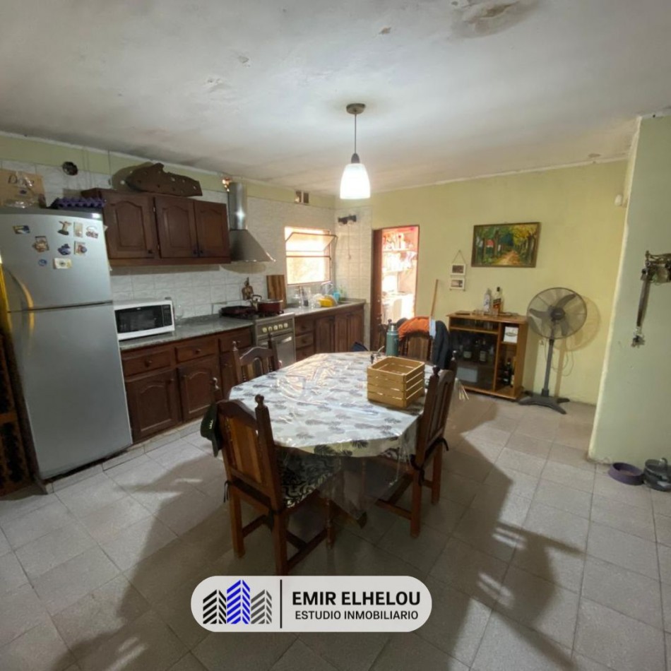 Casa de 2 dormitorios en amplio lote en Barrio Tripoli