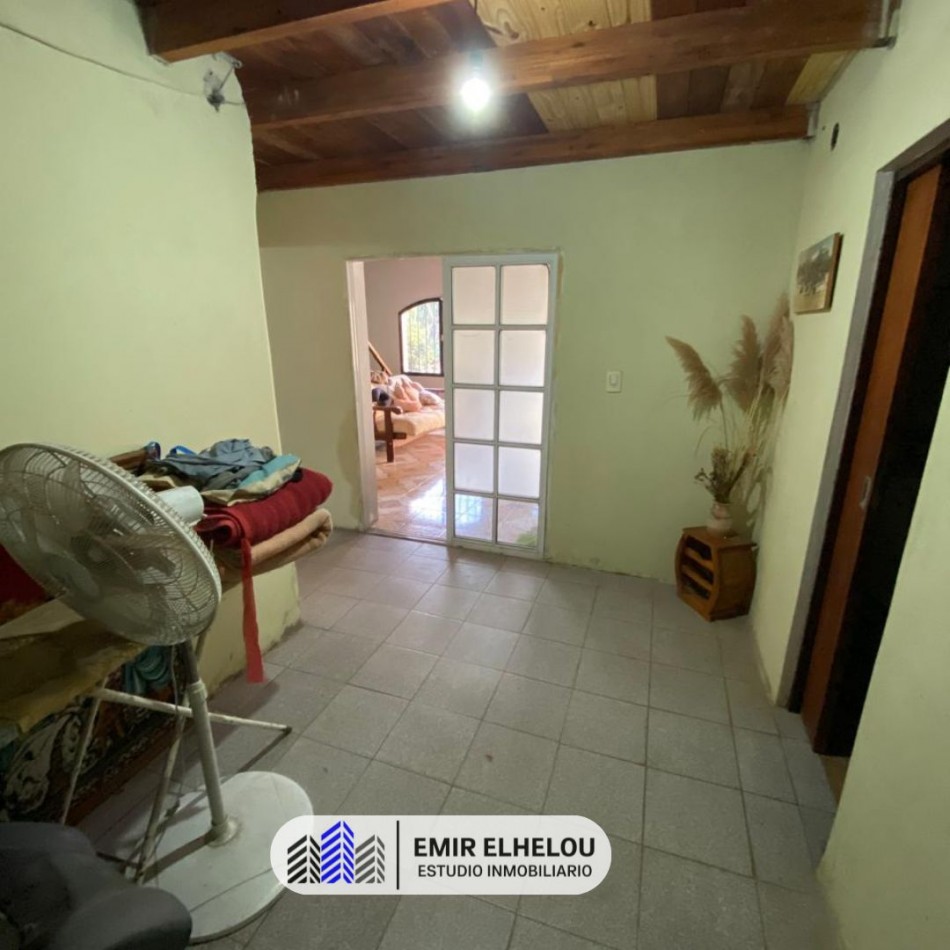 Casa de 2 dormitorios en amplio lote en Barrio Tripoli