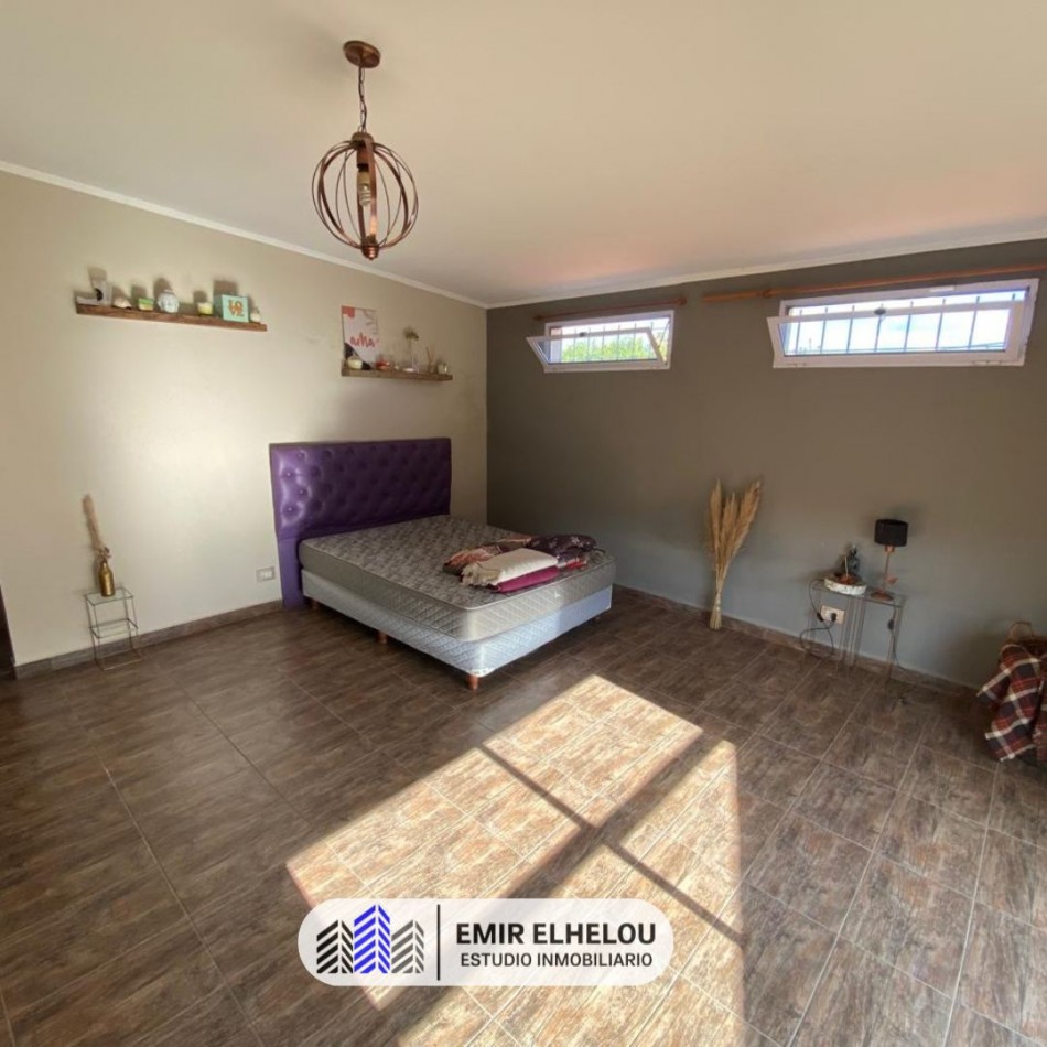 Casa de 2 dormitorios en amplio lote en Barrio Tripoli