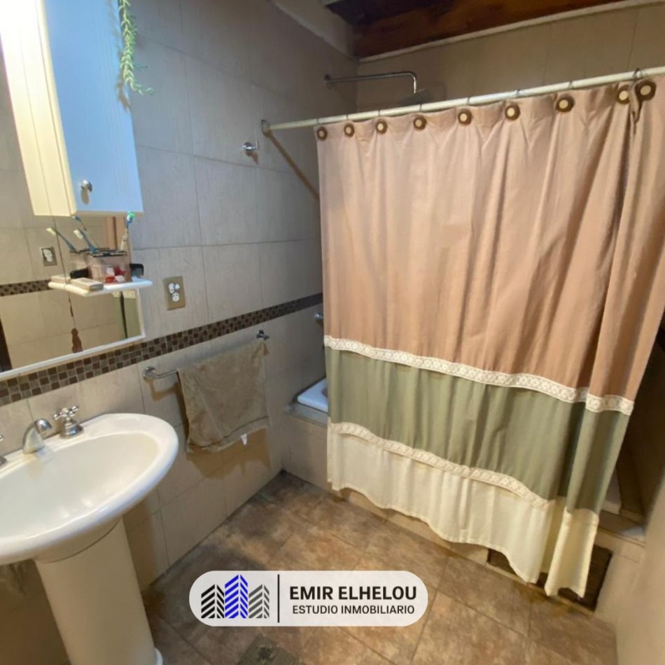 Casa de 2 dormitorios en amplio lote en Barrio Tripoli