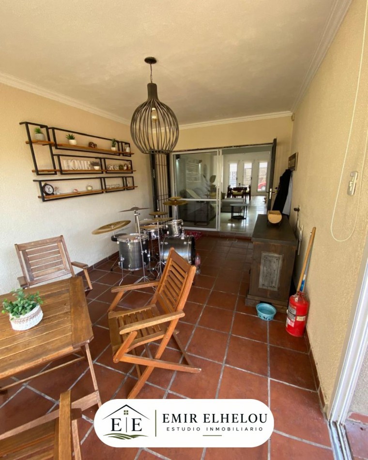 Casa de 3 dormitorios con amplio potencial en Bolivar 644