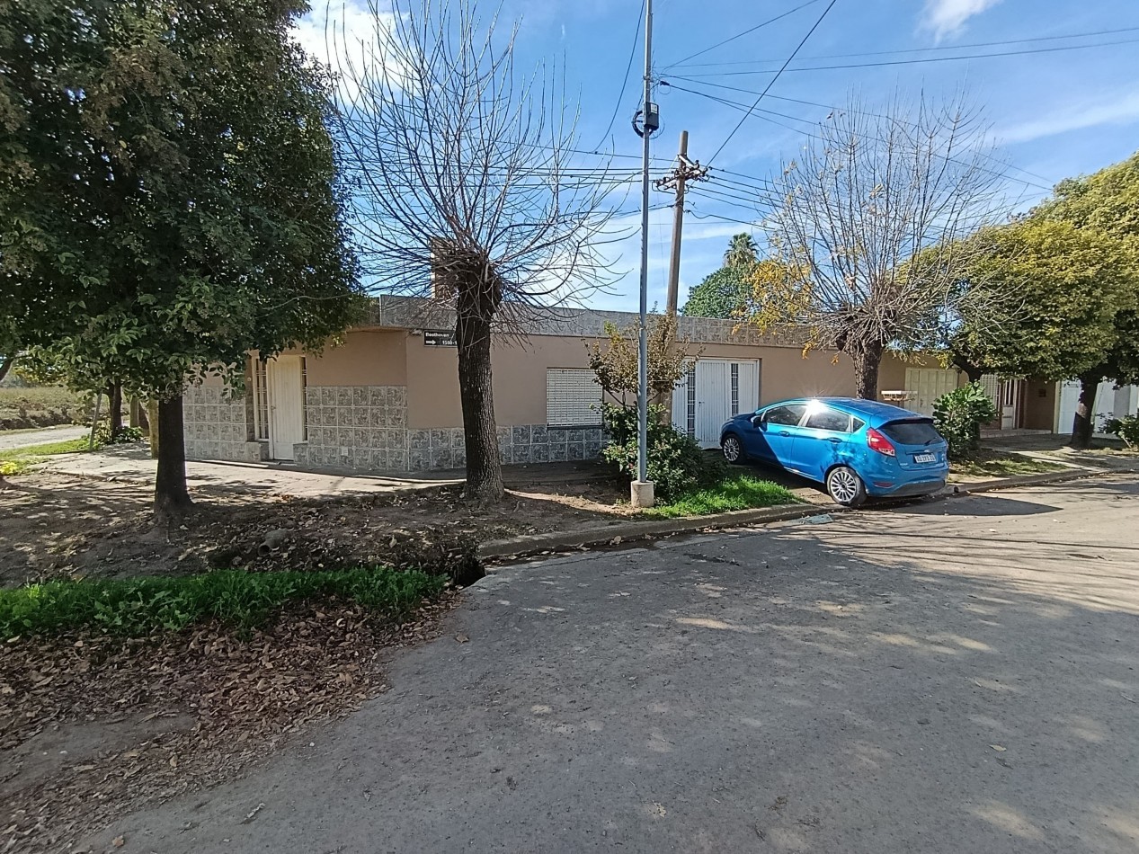 Casa de 3 dormitorios y cochera en B° Las Mellizas