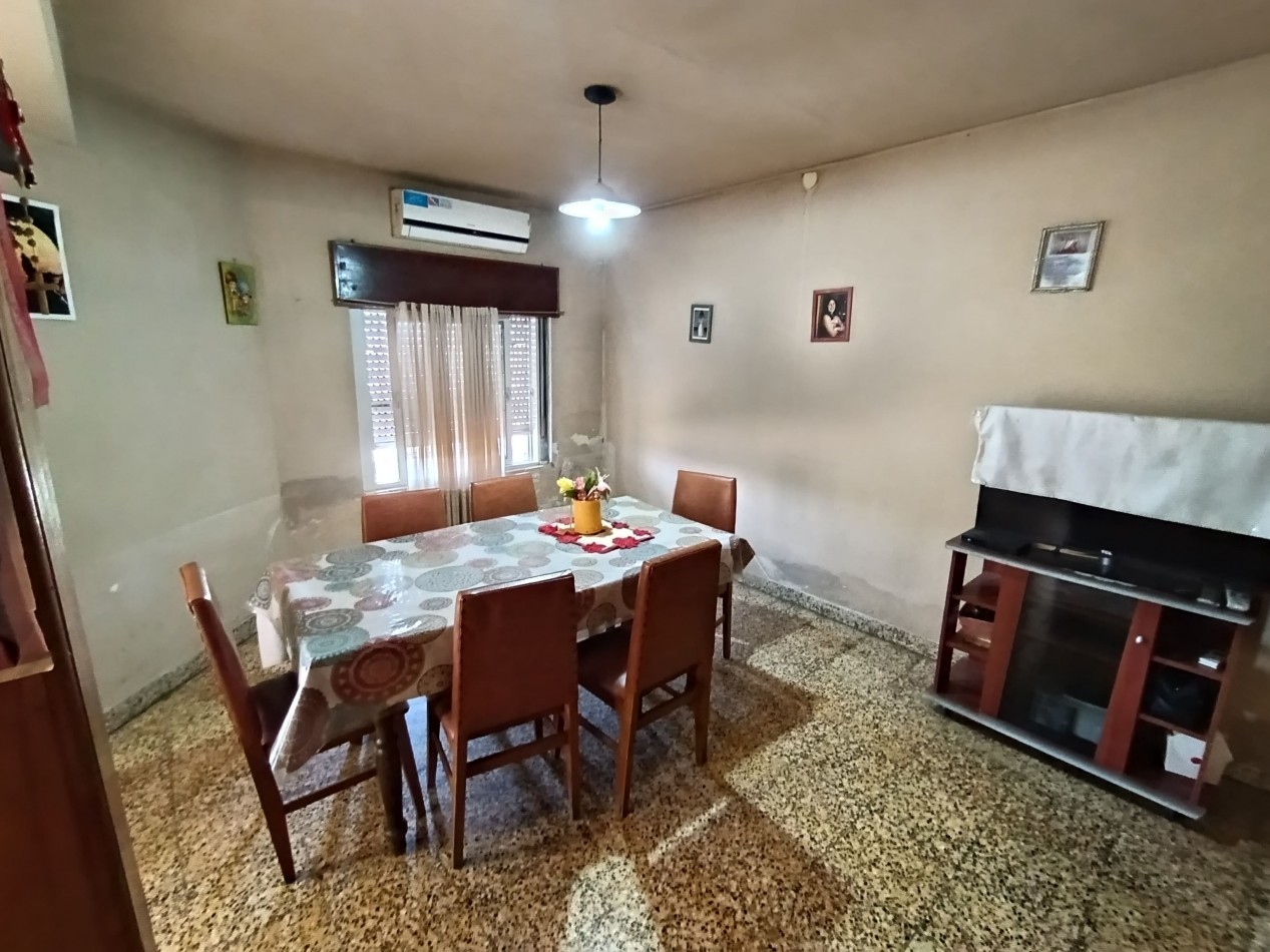 Casa de 3 dormitorios y cochera en B° Las Mellizas