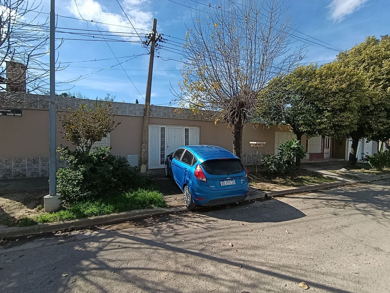 Casa de 3 dormitorios y cochera en B° Las Mellizas