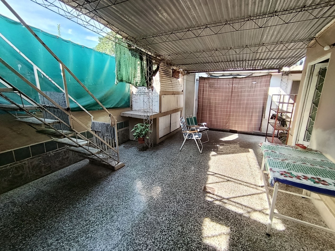Casa de 3 dormitorios y cochera en B° Las Mellizas