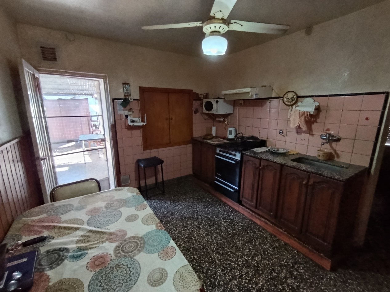 Casa de 3 dormitorios y cochera en B° Las Mellizas