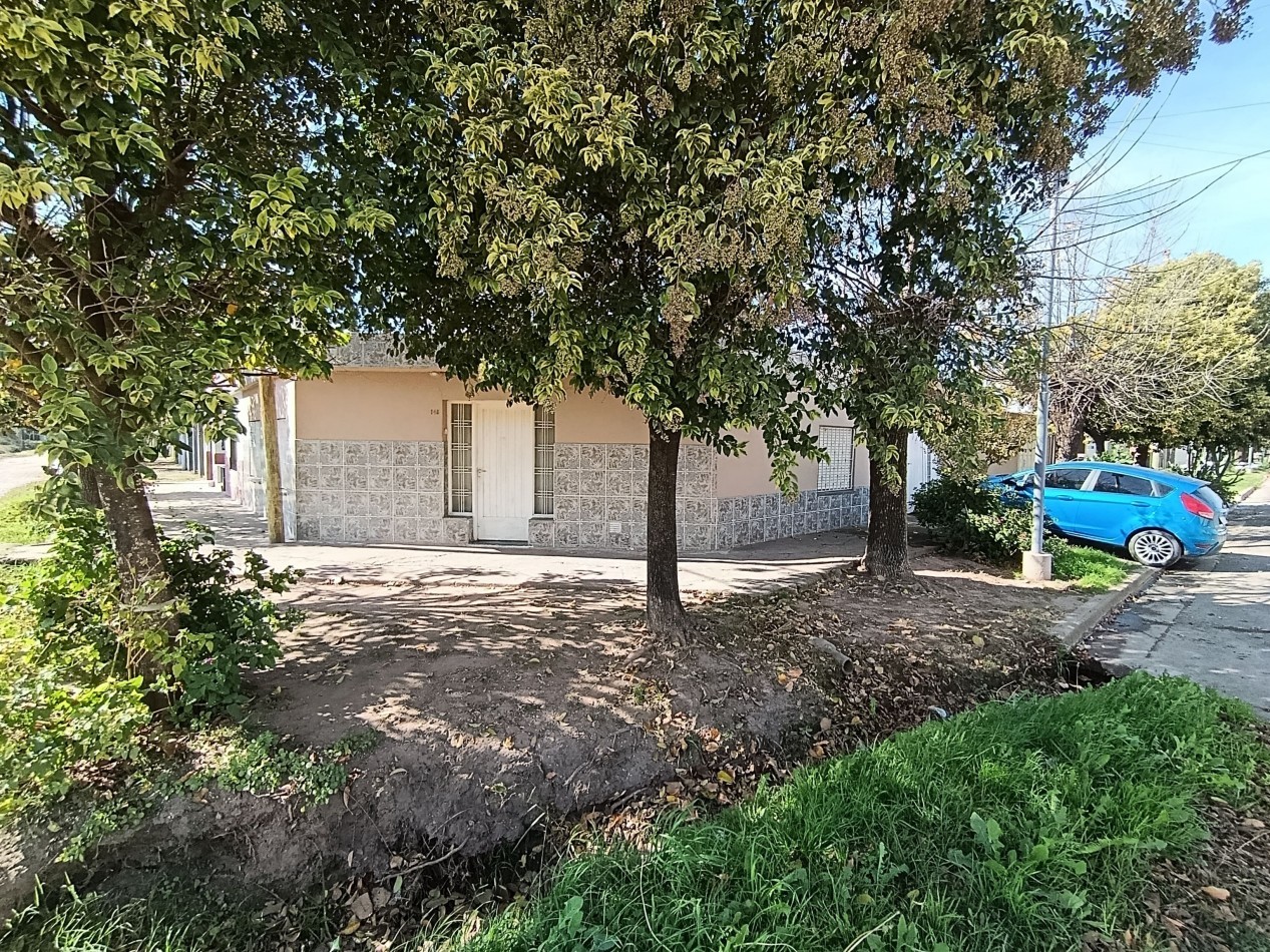 Casa de 3 dormitorios y cochera en B° Las Mellizas